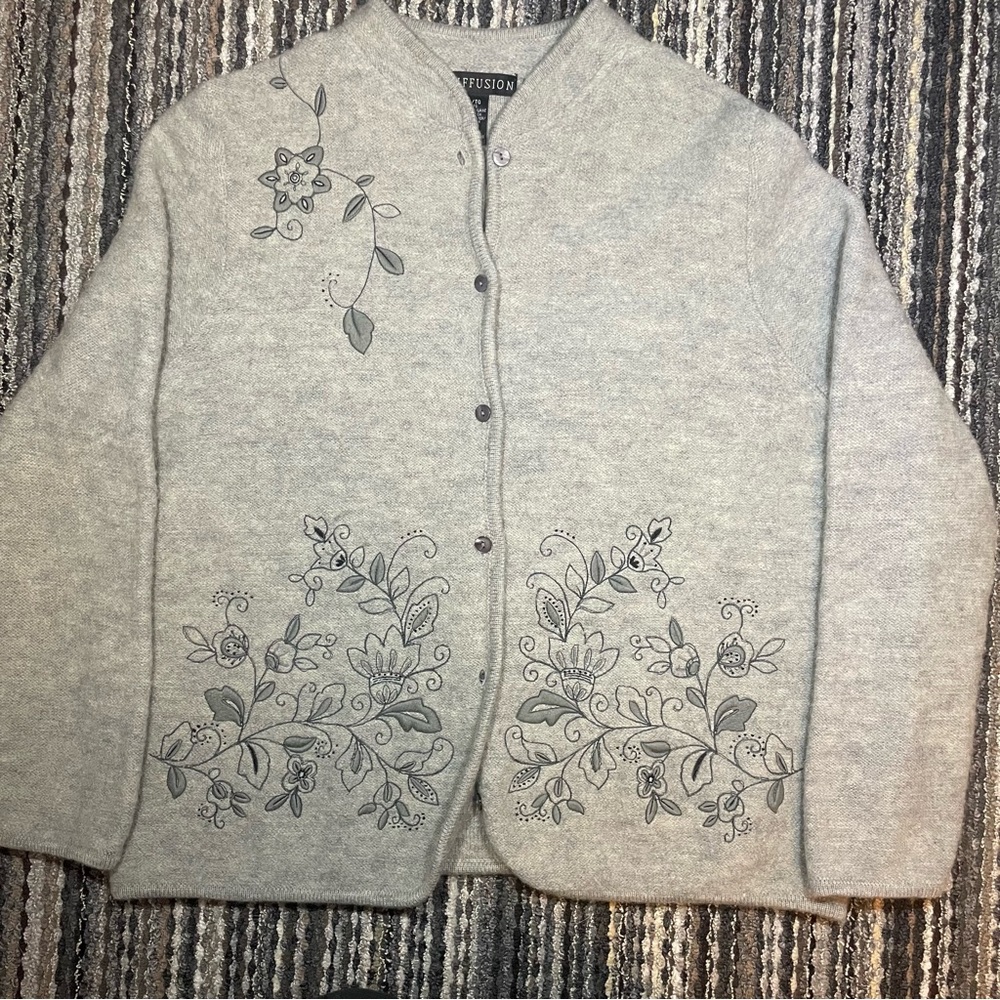 I.B DIFFUSION  100% WOOL WOMEN`S CARDIGAN SWEATER GREY FLOWER EMBROIDERED XL